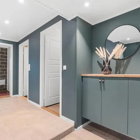 Hus Med Plass Til 4 Personer * Halsoy