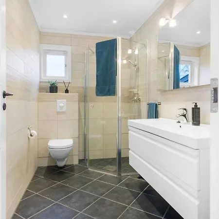 아파트 Hus Med Plass Til 4 Personer Halsoy