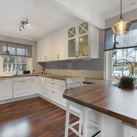 Hus Med Plass Til 4 Personer * Halsoy