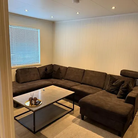 Hus Med Plass Til 4 Personer 아파트 Halsoy