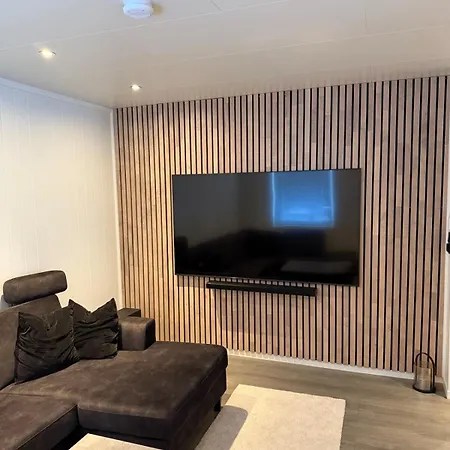 Hus Med Plass Til 4 Personer Halsoy