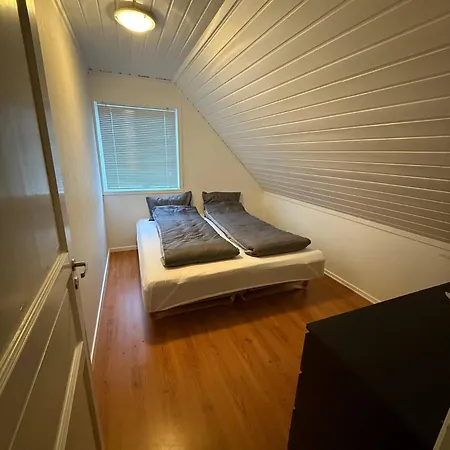 Hus Med Plass Til 4 Personer Halsoy