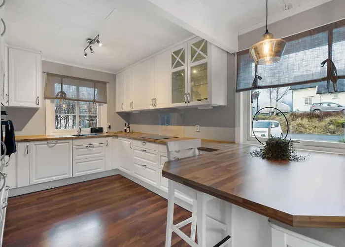 Hus Med Plass Til 4 Personer * Halsoy